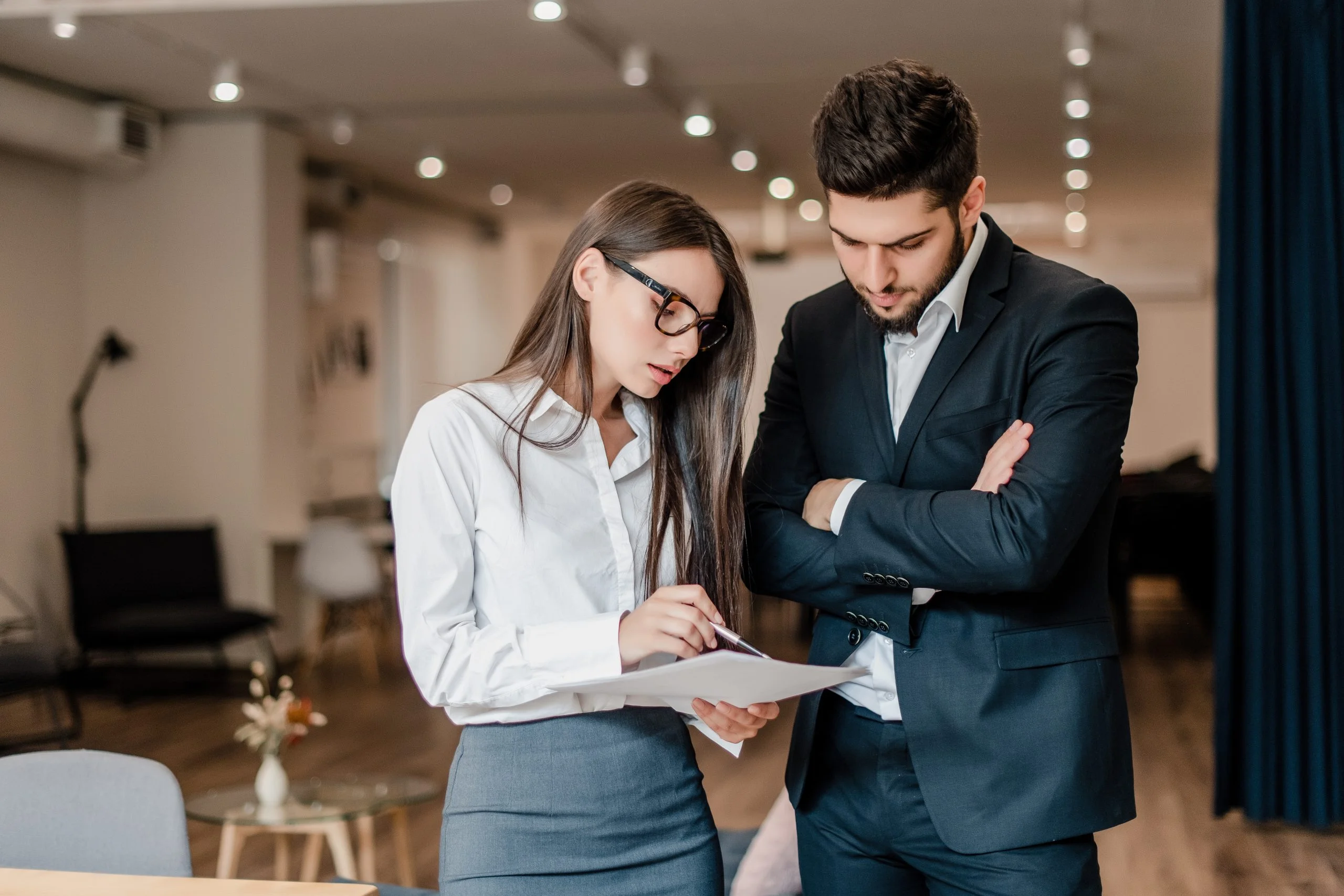 Abogados expertos brindando asesoría legal integral para trámites inmobiliarios y notariales en Quito